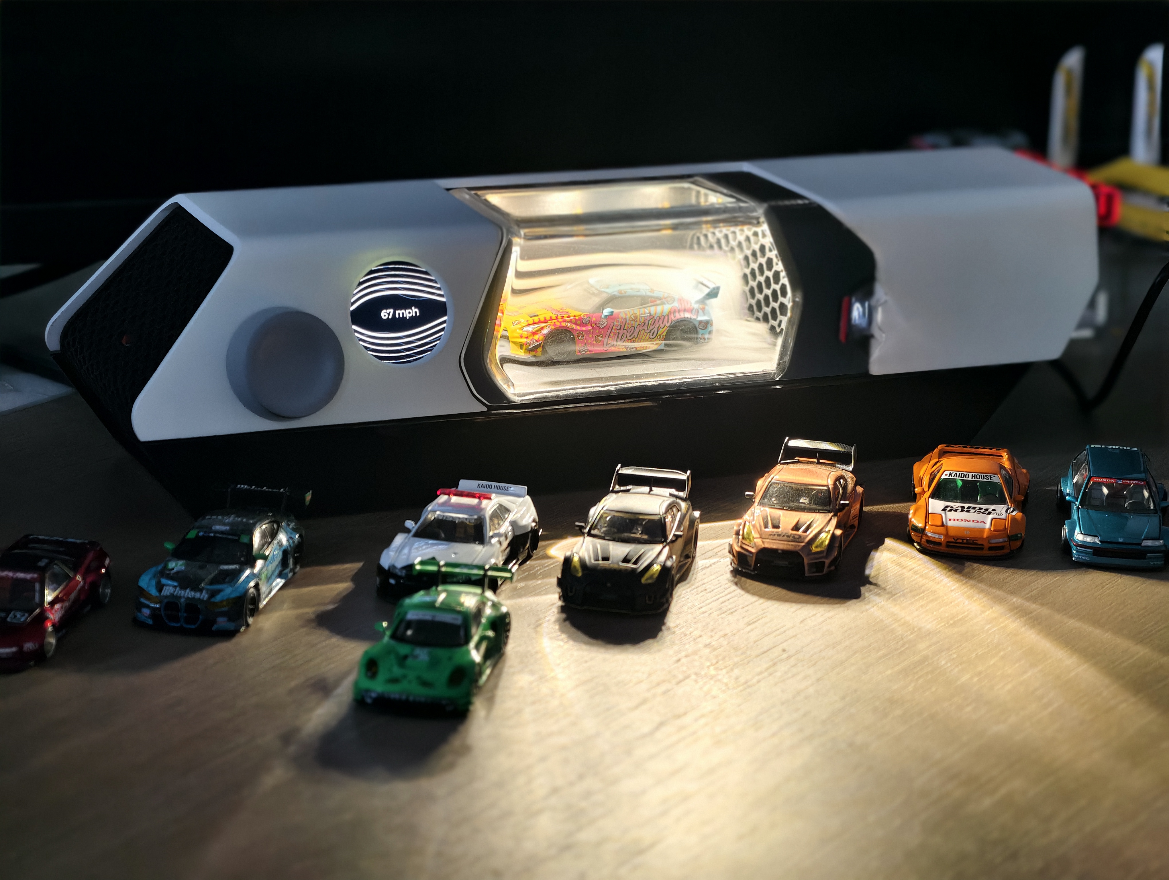 Fenêtre avec une voiture miniature comme centre visuel sur un bureau